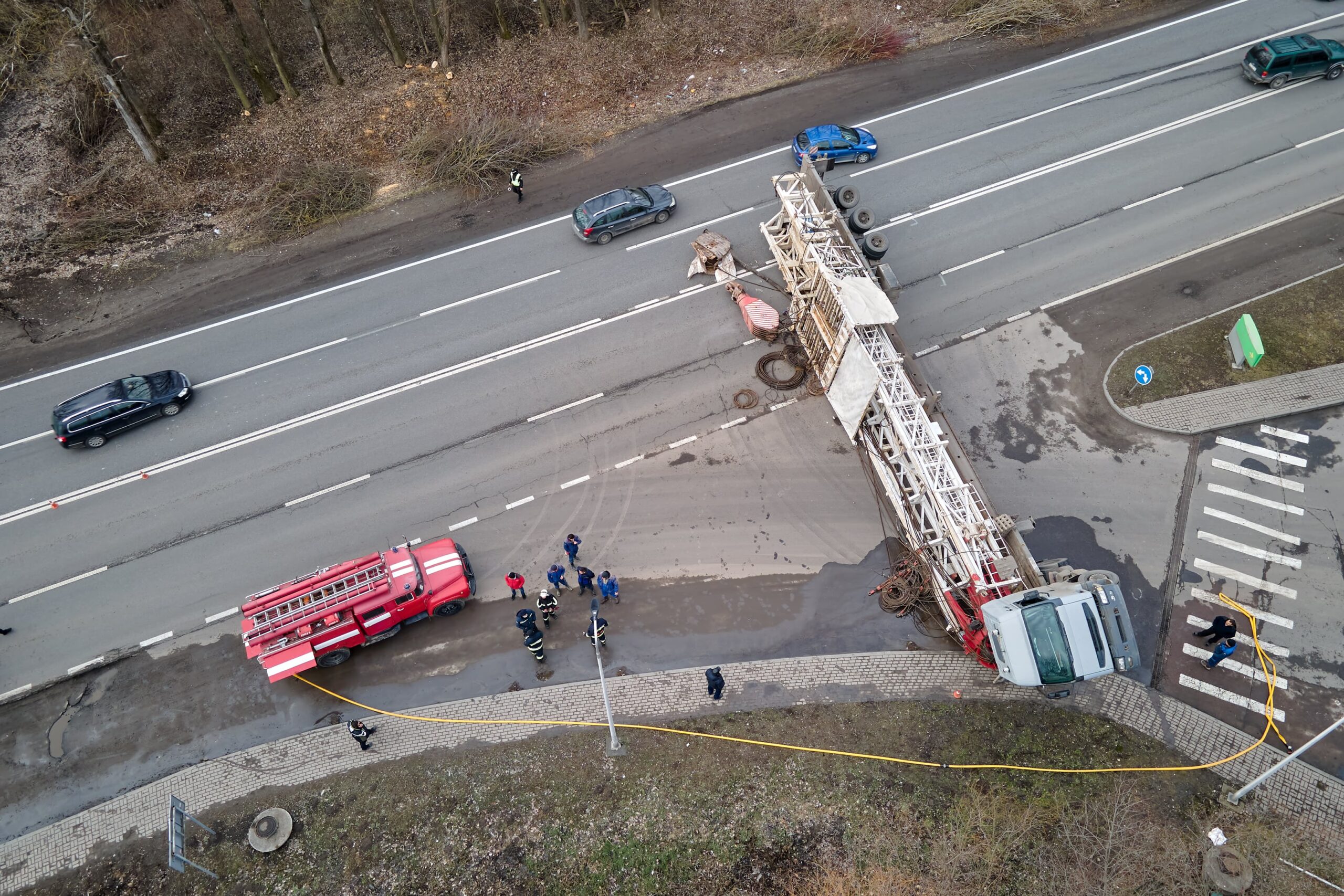 An aerial view of a truck accident with an overturned truck, illustrating the severity of truck accidents in Los Angeles and the importance of maximizing compensation.